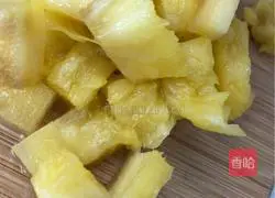 Illustration of how to make pineapple fried rice 2