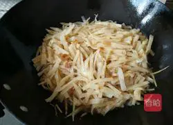 Illustration of making braised bean sprouts and shredded pork cakes 5