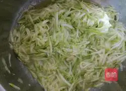 Illustration of how to make pork and zucchini dumpling fillings 6