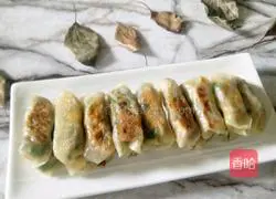 Illustration of how to make dumpling skin pot stickers 18