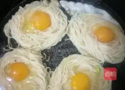 Illustration of how to make egg and dragon beard cake 4