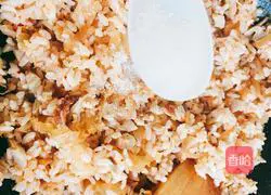 Illustration of how to make spicy cabbage and cheese fried rice 9