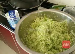 Illustration of how to make radish and meat buns stuffing 3