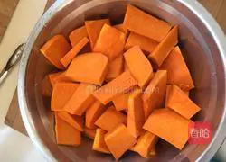 Illustration of how to make pumpkin bean paste steamed buns 2