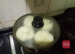 Illustration of how to make leek and egg buns 12