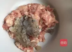 Illustration of how to make egg-wrapped cabbage dumplings 2