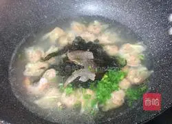 Illustration of how to make minced pork wontons 8