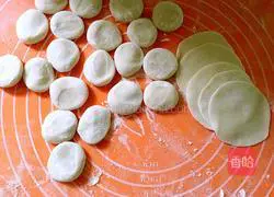 Illustration of how to make Yuanbao dumplings 11