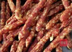 Illustration of how to make fried rice with diced sausage and celery 1