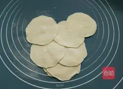 Illustration of how to make mutton and radish dumplings 7