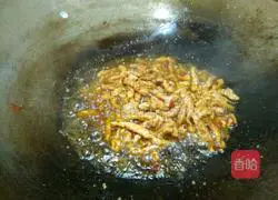 Illustration of how to make fried rice with shredded pork and double pepper 14