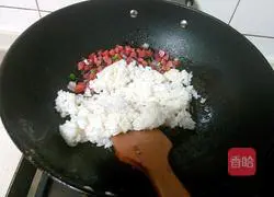 Illustration of how to make shrimp and egg fried rice 4