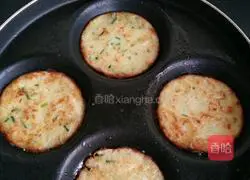 Illustration of how to make shredded white radish pancakes 7