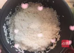 Illustration of how to cook sausage and ribs in rice cooker 2