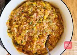 Illustration of how to make fresh meat and spring bamboo shoots wontons 4