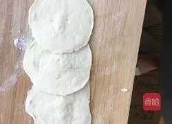 Illustration of how to make dumpling wrapper flower rolls 3