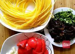 Illustration of how to make tomato golden fried noodles 1