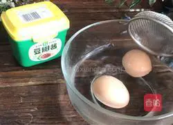 Illustration of how to make fried rice with little white rabbit sauce 8