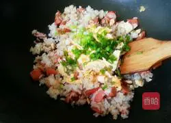 Illustration of how to make ham sausage fried rice 9