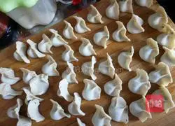 Illustration of how to make dumplings stuffed with pork and chives 4