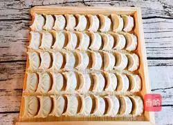 Crescent Dumplings Illustration of how to do it 1