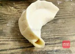 Illustration of how to wrap crescent-shaped dumplings 14