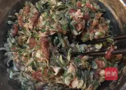 Illustration of making dumplings stuffed with sophora flower stuffing 7