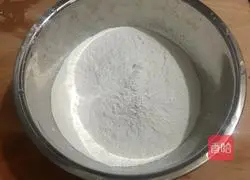 Illustration of making homemade stuffed glutinous rice balls 1