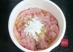 Illustration of how to make shredded pork, beans and fried rice noodles 3