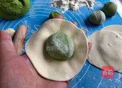 Illustration of how to make spinach blossom steamed buns 10