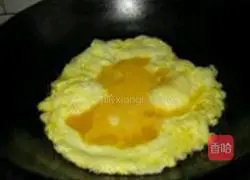 Illustration of how to make fried rice with carrots, mushrooms and eggs 3