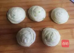 Illustration of how to make scallion pancakes 8