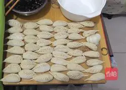 Illustration of how to make pork and green onion dumplings 3