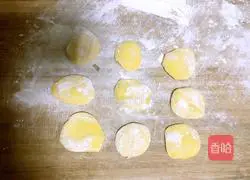 Illustration of how to make corn and pork dumplings 9