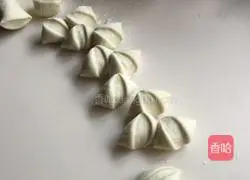 Illustration of how to make three fresh stuffed dumplings 10