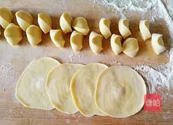 Illustration of how to make potato and pork dumplings 8