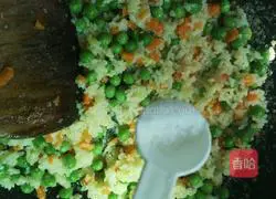 Illustration of how to make fried rice with peas, carrots and eggs 9