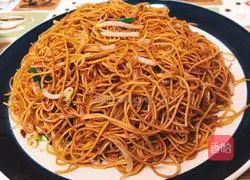 Illustration of how to make fried noodles with light soy sauce 8