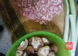 Illustration of how to make cabbage dumplings stuffed with soy meat and mushrooms 1