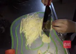Illustration of how to make potato shredded cake 1