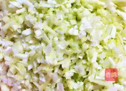 Illustration of making pork dumplings with chives, yellow mushrooms and pork (with detailed steps for making dumplings) 3