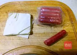 Illustration of how to make grilled sausages in wonton wrappers 1