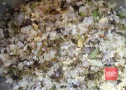 Illustration of how to make cabbage and shrimp dumplings 9