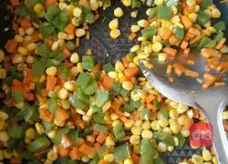 Illustration of how to make fried rice with cured meat and mixed vegetables 5