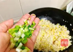 Illustration of how to make traditional egg fried rice bento 9