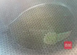 Illustration of how to make fried noodles with diced colored pepper 4