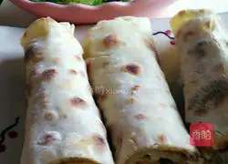 Illustration of how to roll egg pancakes 8