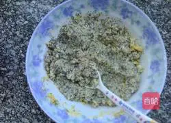 Illustration of how to make black bean dregs and multigrain cakes 5