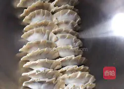 Illustration of how to make mushroom and pork dumplings 9