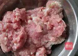 Illustration of how to make leek, egg and meat dumplings 2